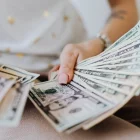 El Código de Trabajo establece que las horas laboradas en días de descanso obligatorio se consideran extraordinarias y deben pagarse con un recargo del 100 %.