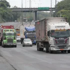 El transporte pesado circulando por la perimetral en Guayaquil.