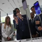 El presidente del Gobierno español, Pedro Sánchez), se toma una foto con un teléfono inteligente Xiaomi en presencia de su esposa, Begoña Gómez, en Pekín, el 13 de abril de 2026.