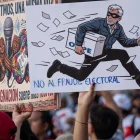 Personas sostienen carteles en la “Gran Marcha Defendamos la democracia”, en Lima (Perú).