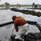 Fotografía de referencia de un empleado de la estatal Petróleos Mexicanos (Pemex) en medio de una extracción de crudo vertido durante un derrame de combustible.