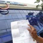 Una persona reclama alza en la planilla de luz.