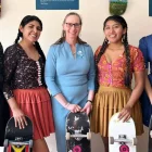 Las cholitas skaters desafían estereotipos mezclando tradición y deporte urbano.
