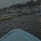 Las imágenes acompañan el trayecto por el río y registran los vestigios de lo que alguna vez fue el muelle y las viviendas que se asentaban junto a la ribera.