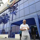 Un ciudadano acude a Cnel para reclamar por el alza en su planilla de luz.