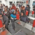 Pasajeros. Por la paralización, los usuarios optaron por tomar el Trole y Ecovía. En la mañana había largas filas.