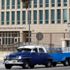 Un vehículo transita frente al edificio de la Embajada de Estados Unidos en Cuba este 20 de abril de 2026, en La Habana (Cuba).