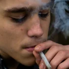 La normativa no prohíbe fumar ni sanciona a quienes ya consumen, sino que se centra exclusivamente en bloquear la venta futura de estos productos a nuevas generaciones.