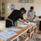 Personas en mesa de votaciones en el distrito de Lurín (Perú).