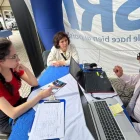 Contribuyentes reciben asesoramiento de técnicos del SRI.