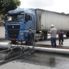 El vehículo pesado se enredó en los cables lo que provocó que el poste se desprendiera de la acera y se cayera en la calzada.