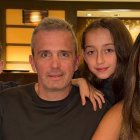 Denisse Molina con su esposo e hijos.