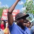 Trabajadores de fábricas textiles participan en una manifestación para exigir un aumento del salario mínimo en Puerto Príncipe (Haití).