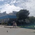 Una madre de familia debió pagar por el combustible de una ambulancia para que su hijo sea trasladado desde Cuenca hacia el Hospital Baca Ortiz, en Quito.