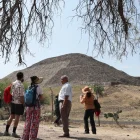 Personas observan la zona arqueológica de Teotihuacán este martes, 21 de abril de 2026, en San Juan Teotihuacán (México).