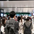 Gente a la espera en la estación de Sendai, noreste de Japón.