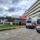 Una madre de familia pagó 50 dólares para que una ambulancia cargue combustible y su hijo sea trasladado a Quito.