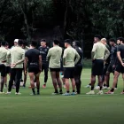 El entrenador Tiago Nunes (i) dejó listo el equipo para el Superclásico capitalino.