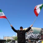 Un hombre ondea este miércoles 22 de abril de 2026, banderas iraníes en Teherán.