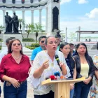 Gabriela Rivadeneira, presidenta de la Revolución Ciudadana, dio una rueda de prensa en el Malecón 2000.