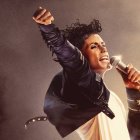 Jaafar Jackson en la piel de Michael Jackson.