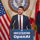 James Uthmeier (c) hablando durante una rueda de prensa sobre la investigación de Open AI este martes, en Tallahassee (Estados Unidos).