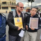 Personal de salud junto a la Federación Médica realizaron una manifestación en el Hospital Pablo Arturo Suárez, en Quito, para exigir soluciones a la crisis de salud.