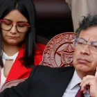 La jefa administrativa de Presidencia, Angie Rodríguez (atrás), y el presidente de Colombia, Gustavo Petro, en Colomvbia.