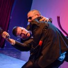 Pedro y Pablo no funcionan como personajes tradicionales. Son una condensación de aquello que el sistema produce y luego margina.