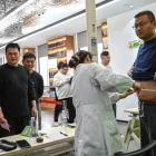 Participantes masculinos haciendo fila para pesarse y medirse la cintura en un centro comunitario local en Wuxi, en la provincia de Jiangsu, al este de China.