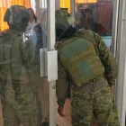 Fuerte presencia de Fiscalía, Policía y Fuerzas Armadas durante el allanamiento al GAD de Macará, en la provincia de Loja.