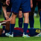 Lamine Yamal se lamenta en el césped tras marcar de penal con el FC Barcelona, antes de salir lesionado ante el Celta de Vigo en LaLiga.