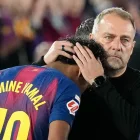 El delantero del FC Barcelona Lamine Yamal (i) junto a su entrenador Hans-Dieter Flick tras lesionarse, durante el partido de la jornada 33 de LaLiga que FC Barcelona y Celta de Vigo disputan hoy miércoles en el Camp Nou.