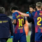 El delantero del FC Barcelona Lamine Yamal (2i) se retira lesionado durante el partido de la jornada 33 de LaLiga que FC Barcelona y Celta de Vigo.