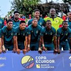 El zaguero central Wilder Estupiñán (segundo arriba desde la derecha) tomó el puesto de arquero de El Nacional en el partido ante Dumanis, en Tulcán, por los treintaidosavos de final de la Copa Ecuador.