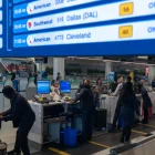 Imagen de archivo del estado de los vuelos en una pantalla del aeropuerto de La Guardia en Nueva York (EE.UU.).