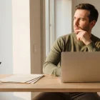 La reflexión sobre pensar antes de actuar destaca la importancia de la prudencia en la vida cotidiana.