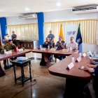 El Ministro del Interior, John Reimberg, coordinó acciones con autoridades de Santa Elena para la medida del toque de queda