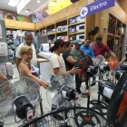 Por la ola de calor que hay las personas compran más equipos para aclimitar áreas y con ello se consume más energía eléctrica.