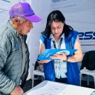 Un jubilado escucha sobre los beneficios del IESS.