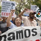 Protesta de educadores universitarios frente a la Universidad Central de Venezuela este miércoles, en Caracas (Venezuela).