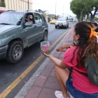 Una mujer vende caramelos en la calle en Guayaquil.