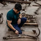 El arqueólogo Enrique Vences,observando varios tipos de anclas y otros equipos navales hallados en las excavaciones del Muelle de Valongo, en Río de Janeiro (Brasil).