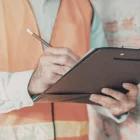 Trabajadores denuncian largas jornadas sin pago de horas extra.