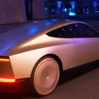Musk presentó el Cybercab el 10 de octubre de 2024 en los estudios Warner Bros. Burbank de California.