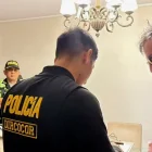 Policía junto al exjefe de la Oficina Nacional de Procesos Electorales (ONPE), Piero Corvetto (derecha), durante una redada en su domicilio en Lima el 24 de abril de 2026.