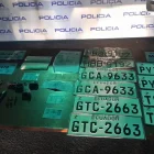 En uno de los operativos, la Polícia encontró placas adulteradas, armas y sustancias ilícitas.