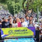 Delcy Rodríguez (c), durante la peregrinación de trece días que convocó para exigir el fin de las sanciones de Estados Unidos, este jueves en el estado Lara (Venezuela).