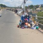 Varias calles de la ciudad de Manta se observan con acumulación de basura