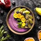 Su riqueza en antioxidantes y su versatilidad en recetas frías convierten al açaí en una opción práctica y nutritiva para el día a día.